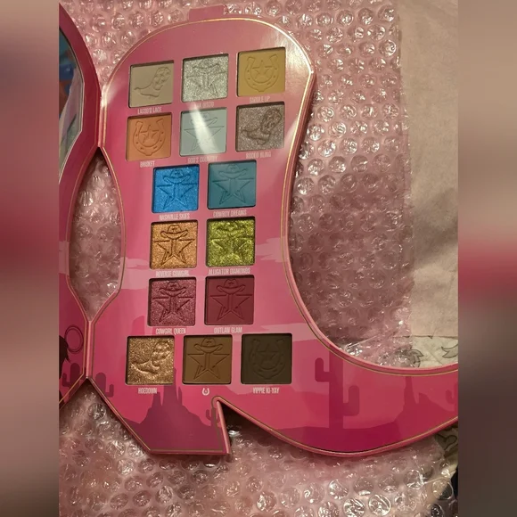 COWGIRL QUEEN EYE SHADOW PALETTE IT IS SO WELL CONSTRUCTED!JEFFREE STAR